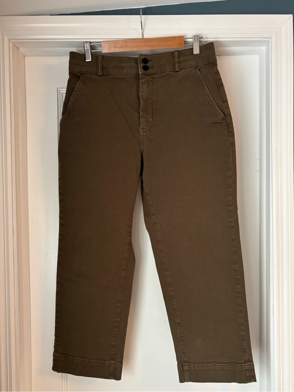 Everlane women’s organic cotton straight leg pants in olive green